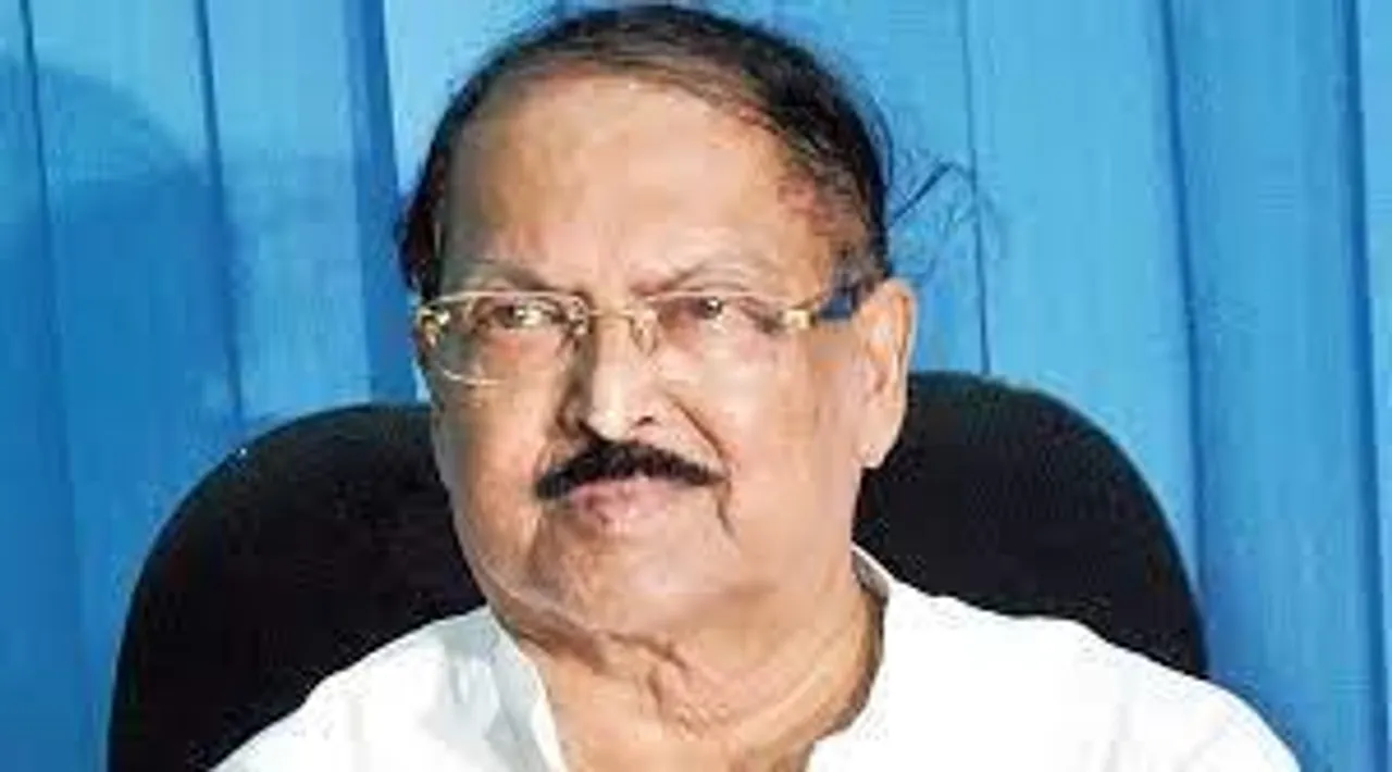 সুব্রত মুখার্জী-কে শেষ শ্রদ্ধা জানালেন স্বপন দেবনাথ