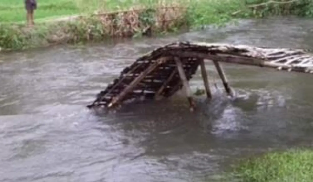 ভেঙে গেল বাঁশের সাঁকো, অল্পের জন্য প্রাণে বাঁচলেন শিশু সহ ৫ জন