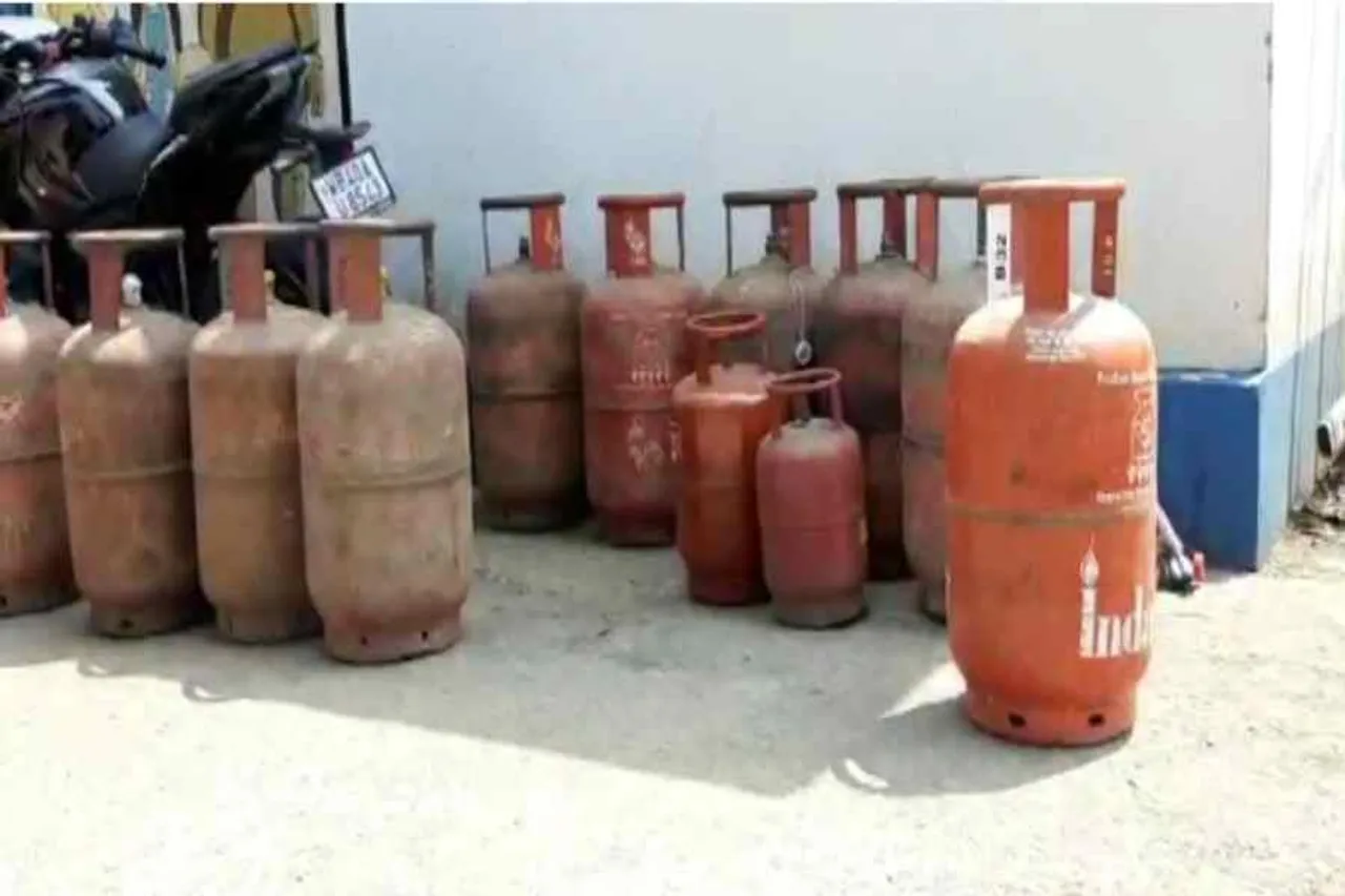 দুর্গাপুরে বেআইনিভাবে গ্যাস ফিলিং, এনফোর্সমেন্ট ব্রাঞ্চের হাতে গ্রেপ্তার ১