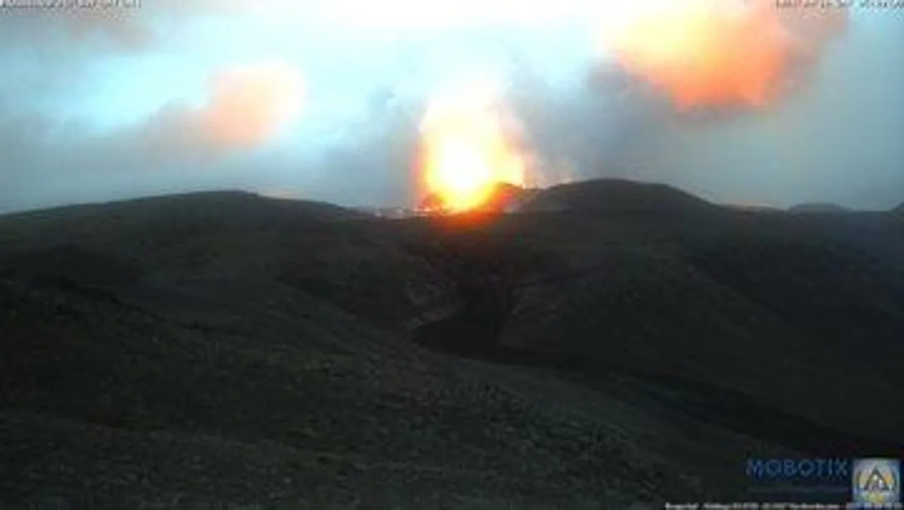 আগ্নেয়গিরির পর এক অদ্ভুত সকাল দেখল আইসল্যান্ড