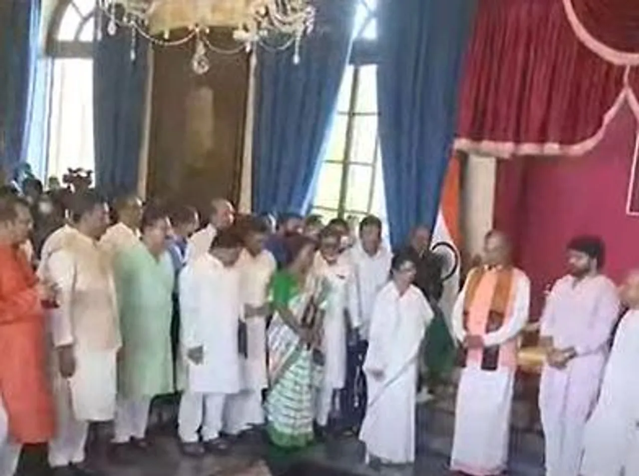 রাজভবনে শপথ নিচ্ছেন নতুন মন্ত্রীরা