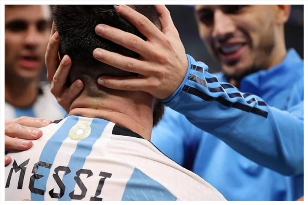 মেসির অবসরের সিদ্ধান্তে আবেগঘন ফুটবল প্রেমীরা