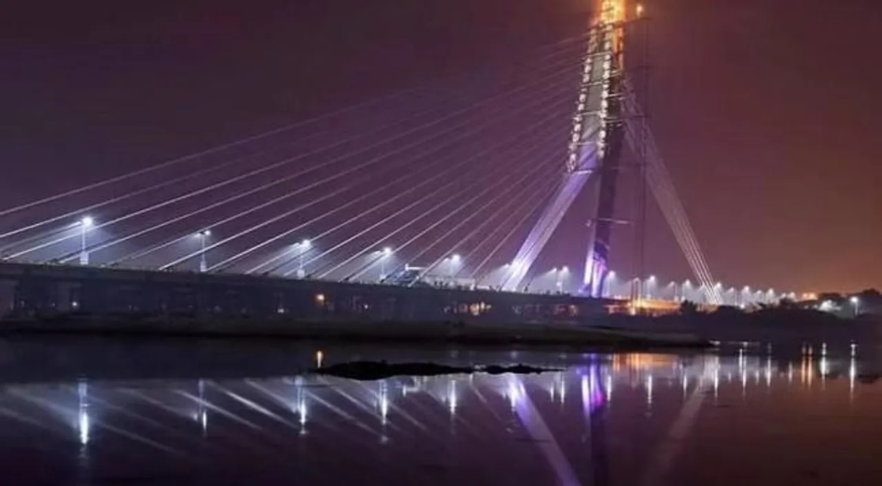 সিগনেচার ব্রিজ থেকে যমুনা নদীতে ঝাঁপ দিলেন তরুণী, উদ্ধার