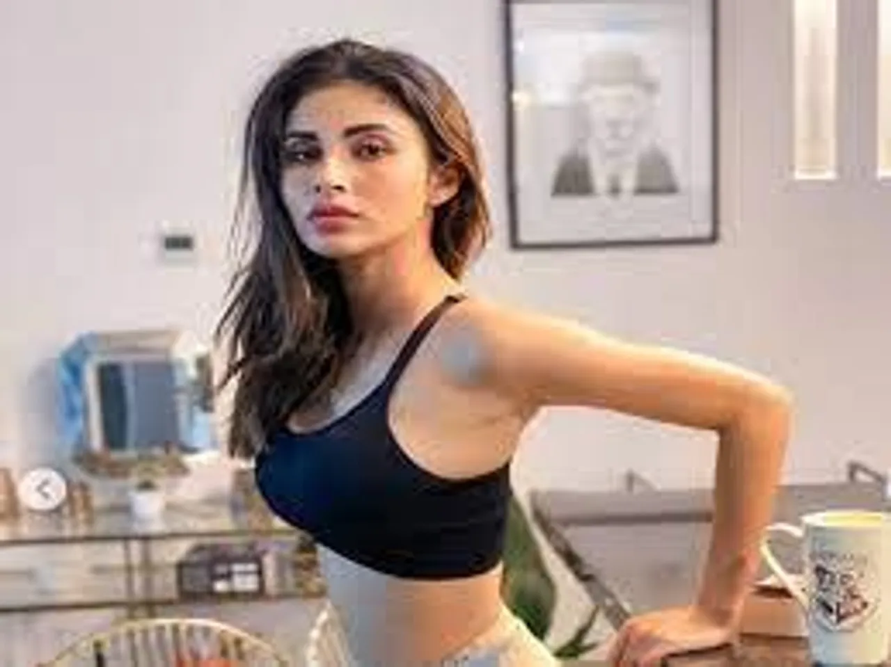 হট লুকে উষ্ণতা ছড়ালেন মৌনি