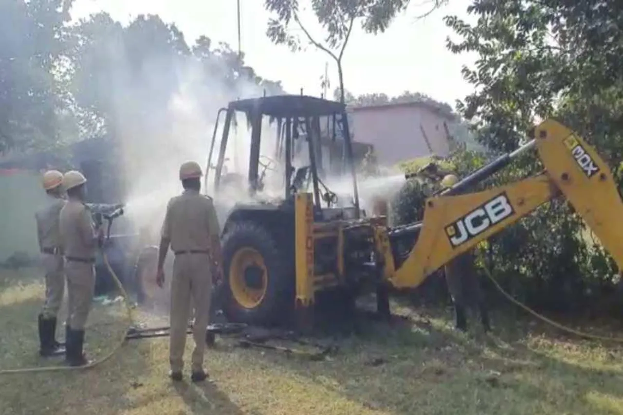 দাঁড়িয়ে থাকা জেসিবিতে আগুন, চাঞ্চল্য ছড়াল দুর্গাপুরের জেসি বোস রোড এলাকায়