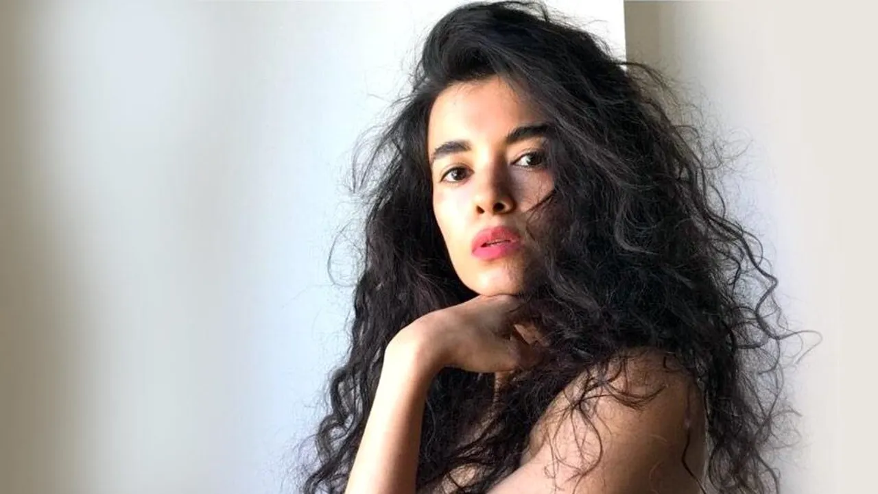 বাংলা গান গেয়ে ভাইরাল হৃতিকের বান্ধবী