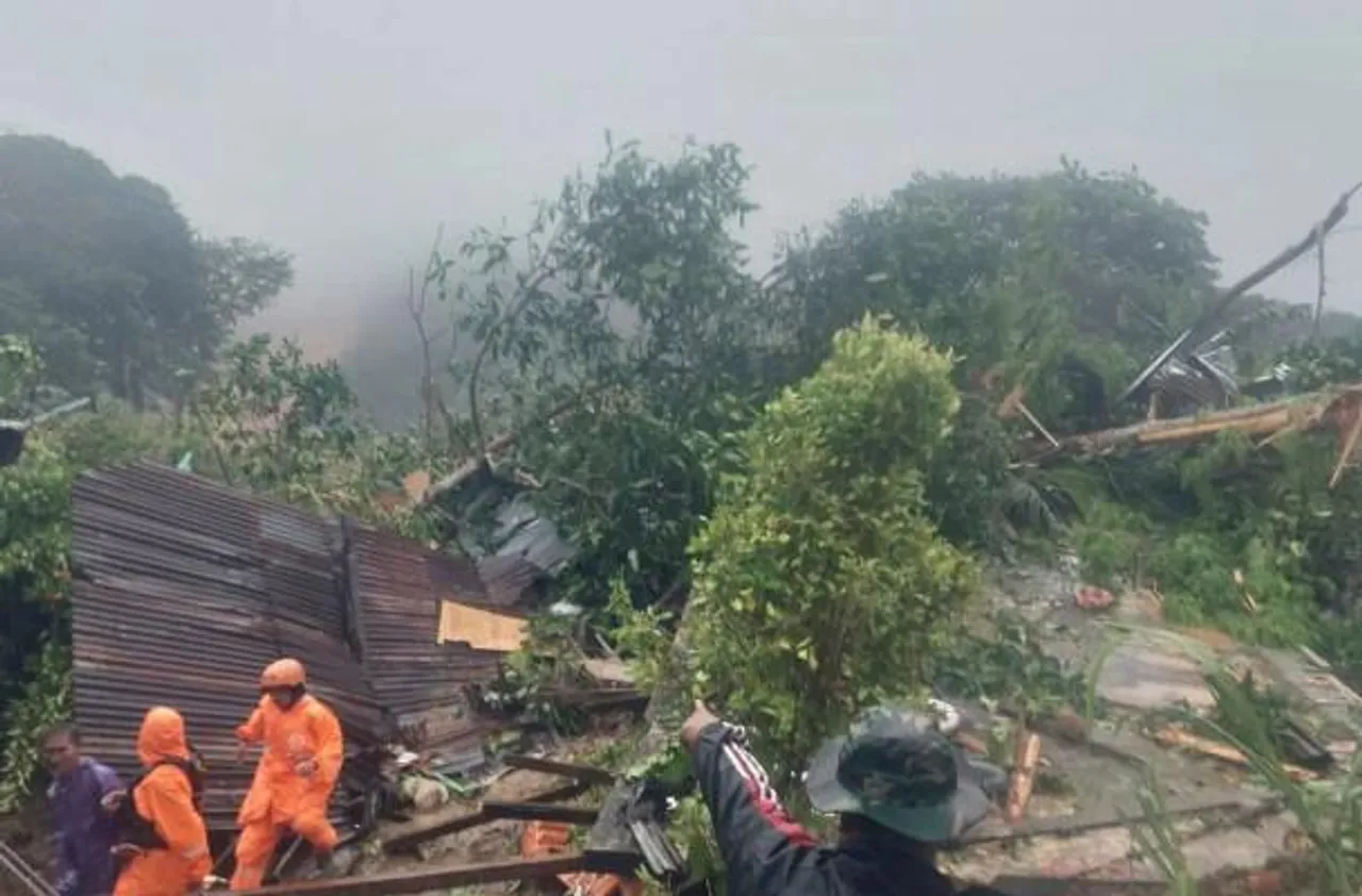 ইন্দোনেশিয়ায় ভূমিধসে নিহত ১৫