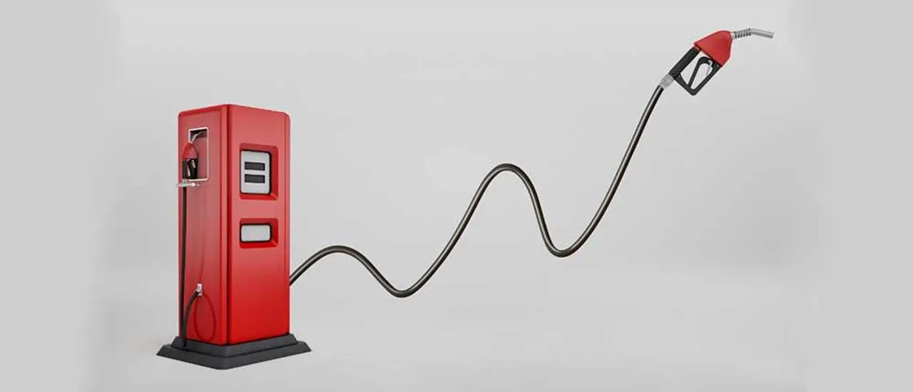 জ্বালানির প্রতিবাদে দড়ি দিয়ে টানা হল গাড়ি