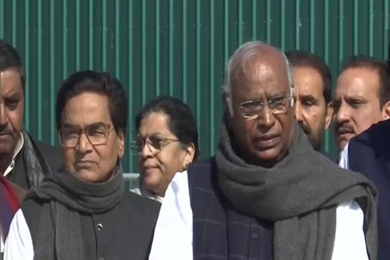 গরিব মানুষের টাকা দেওয়া হচ্ছে নির্বাচিত সংস্থাগুলিকে, অভিযোগ খাড়গের