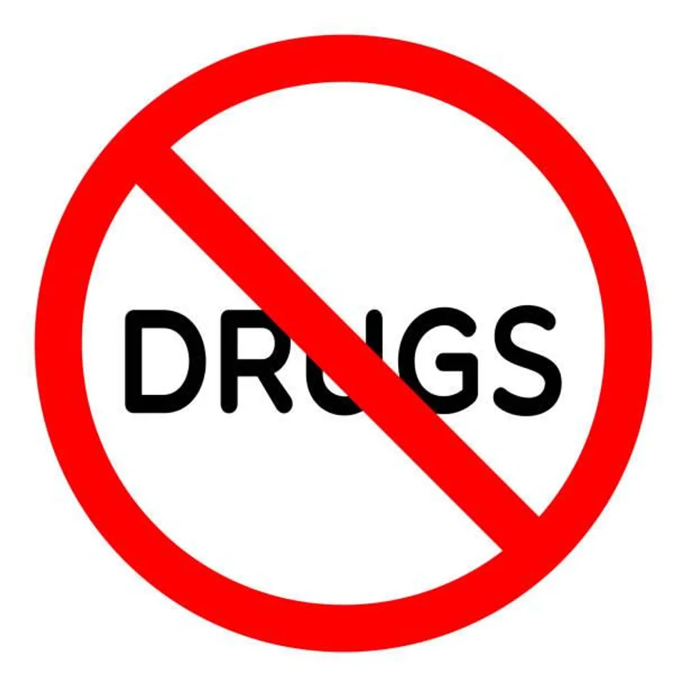 ব্রাউন সুগার সেবন করতে গিয়ে জ্ঞান হারাল যুবক