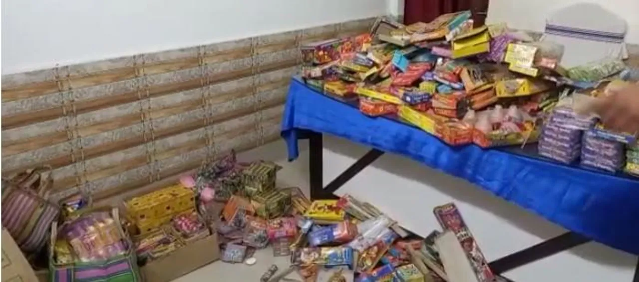 গোপন সূত্রে খবর পেয়ে নিষিদ্ধ আতসবাজি উদ্ধার করল পুলিশ