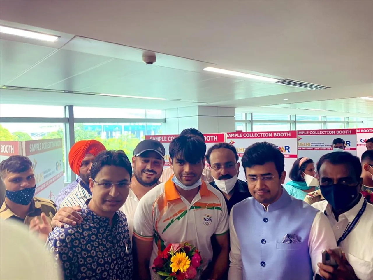 নীরজকে স্বাগত জানাতে বিমানবন্দরে পৌঁছে গেলেন বিজেপি নেতা তেজস্বী সূর্য, দেখুন ছবি