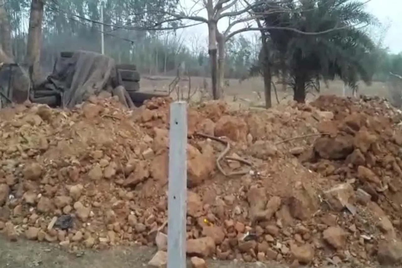 স্কুলেরই প্রধান শিক্ষকের বিরুদ্ধে অবৈধভাবে মাটি বিক্রির অভিযোগ