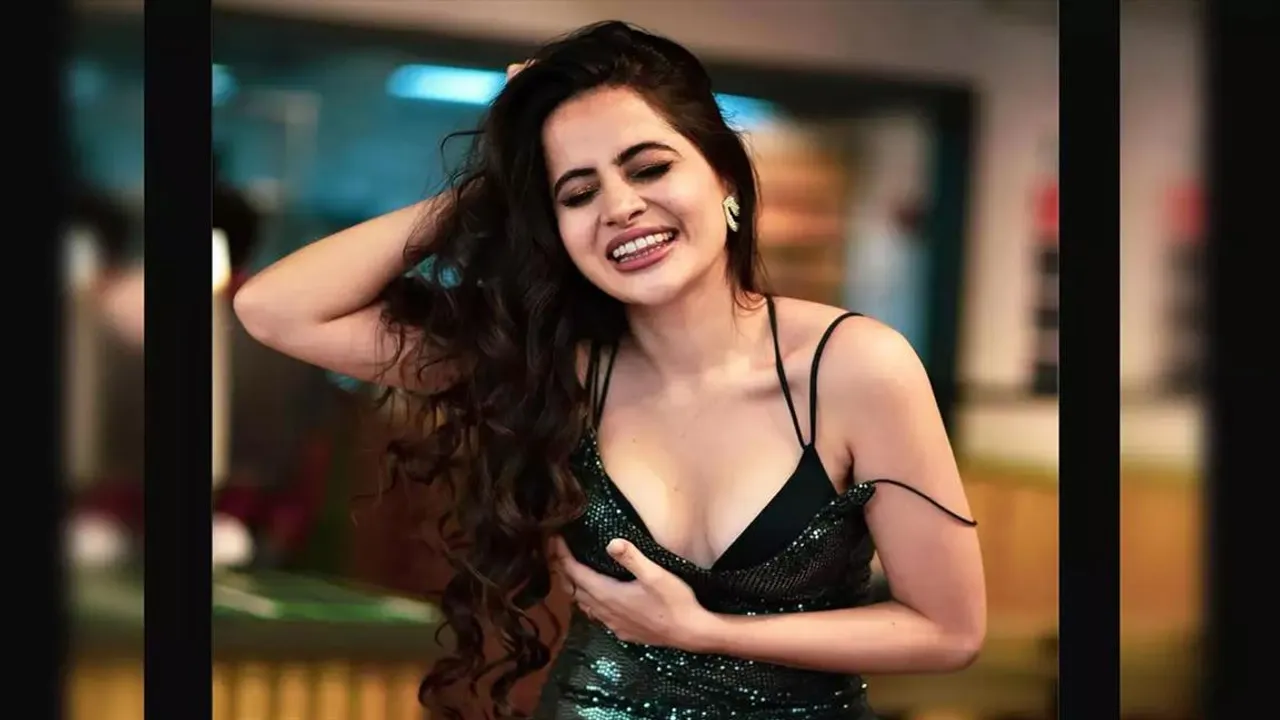 ভক্ত মনে ফের আগুন লাগালো উর্ফি