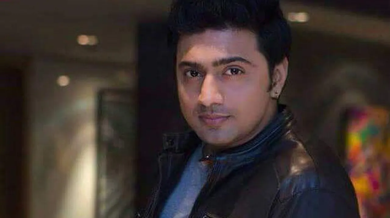 মায়ের সঙ্গে একটি সুন্দর মুহূর্ত ক্যামেরা বন্দি করলেন দেব