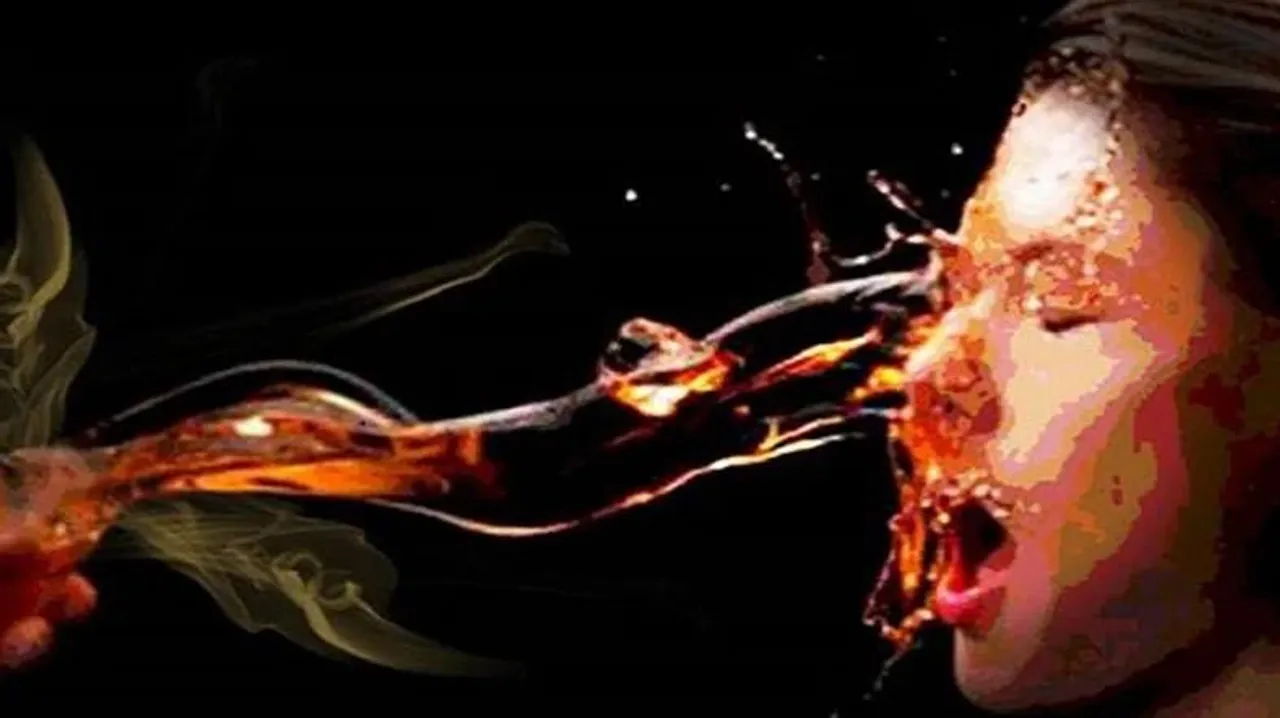 স্ত্রীকে লক্ষ্য করে অ্যাসিড ছুঁড়ল স্বামী