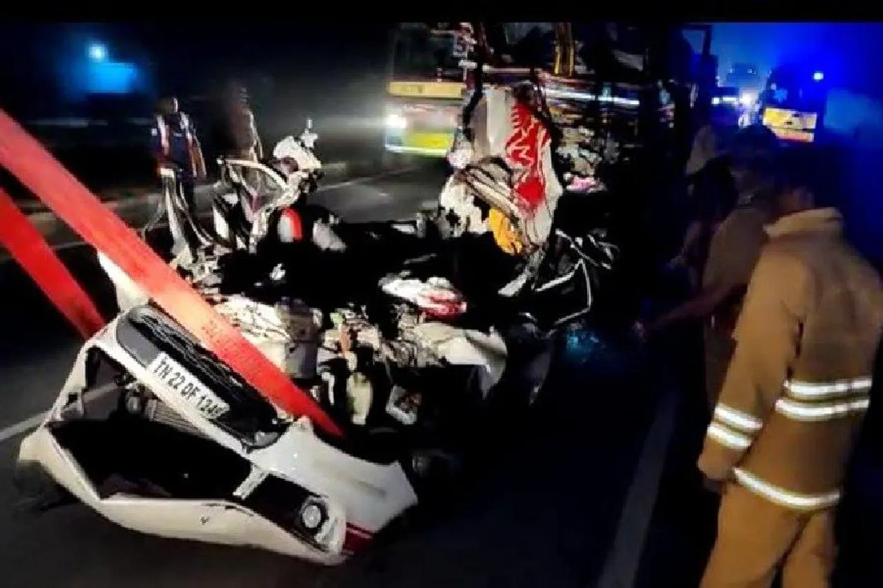 ভয়াবহ সড়ক দুর্ঘটনা, ৫ টি গাড়ির একে অপরের সঙ্গে সংঘর্ষ