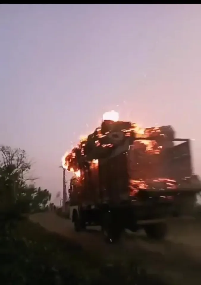 জ্বলছে ছুটন্ত লরি