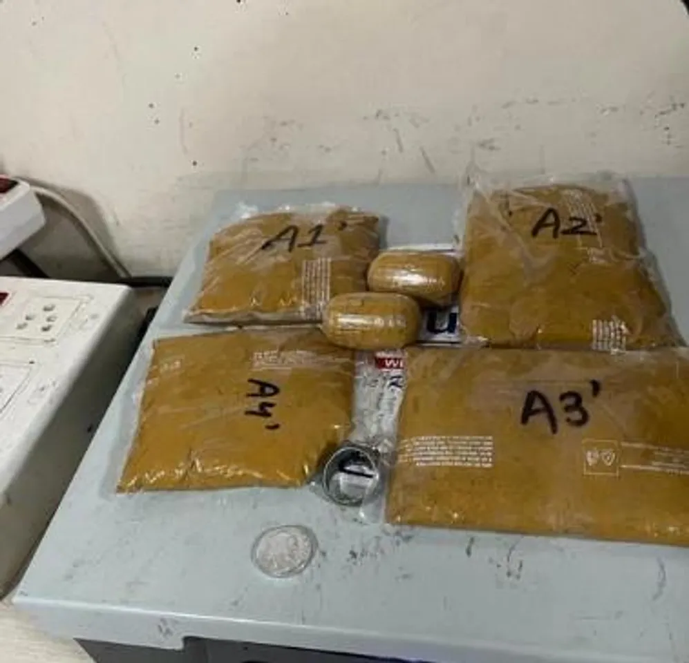 মুম্বাই বিমানবন্দরে ৮ কেজি ওজনের সোনাসহ দুই যাত্রী আটক