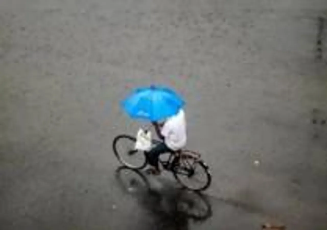 সকাল থেকে আকাশের মুখভার, দক্ষিণবঙ্গে বজ্রবিদ্যুৎ-সহ বৃষ্টির সম্ভাবনা