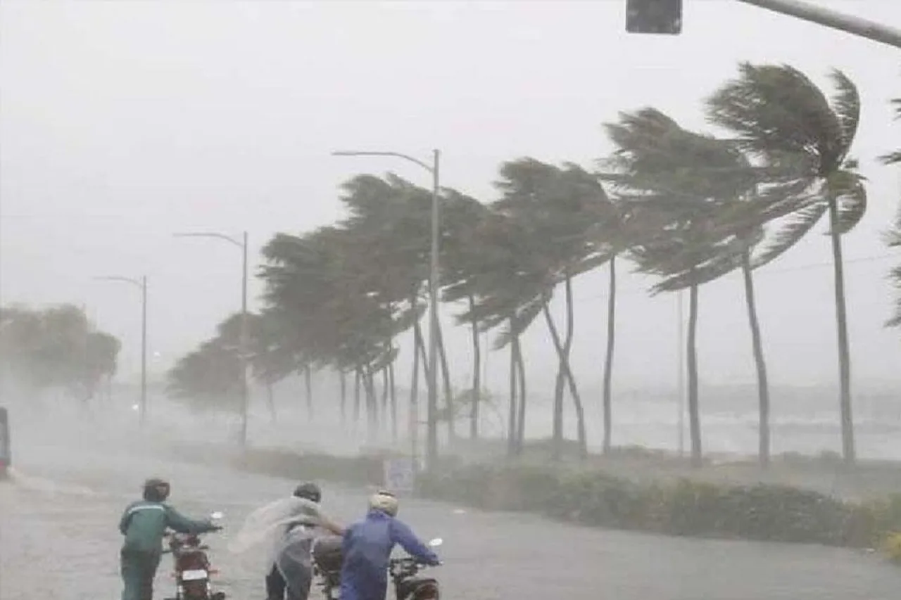 দ্রুত গতিতে এগোচ্ছে 'অশনি', হেল্পলাইন নম্বর চালু প্রশাসনের