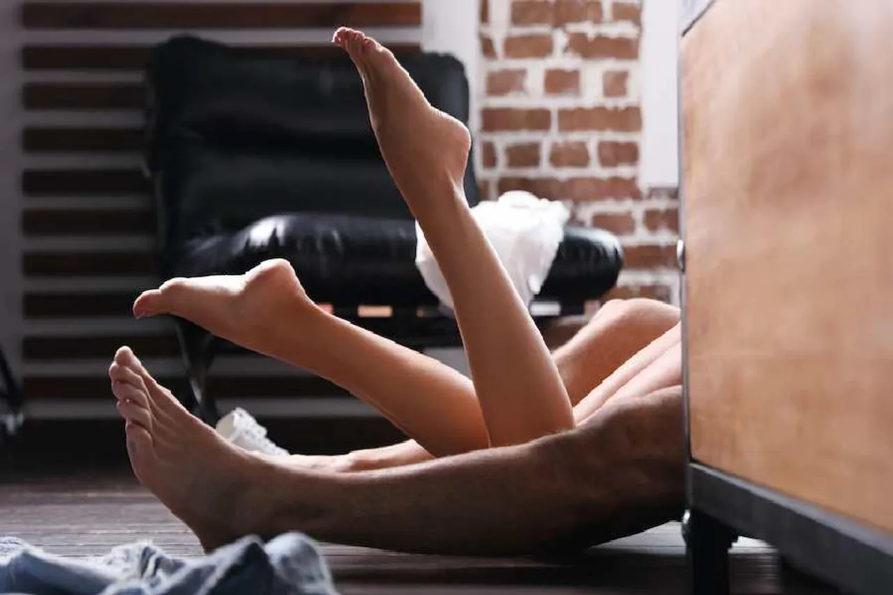 মেঝেতে সঙ্গম করুন