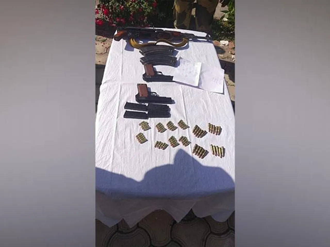 অস্ত্র ও গোলাবারুদ বাজেয়াপ্ত করল বিএসএফ জওয়ানরা