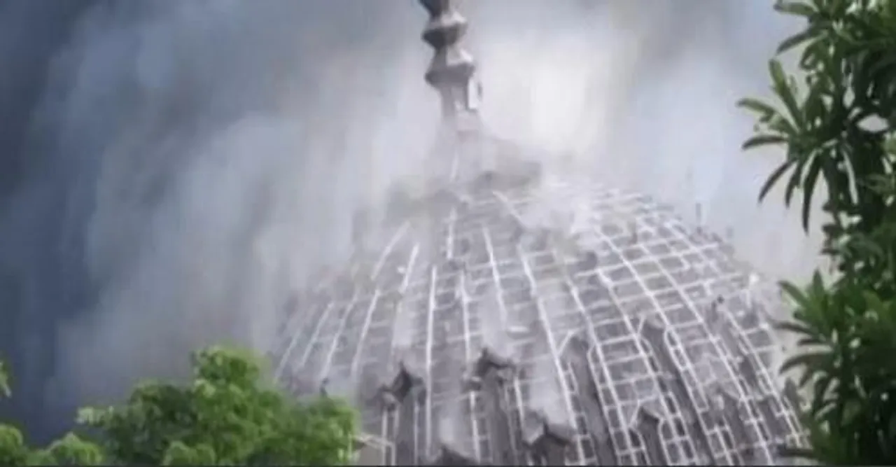 অগ্নিকাণ্ডের জের, ভেঙে পড়ল জার্কাতার সবথেকে বড় মসজিদের চূড়া
