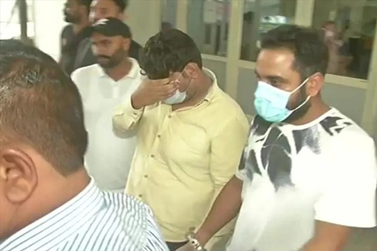 ধৃত সন্ত্রাসীদের কাছ থেকে উদ্ধার পাক সেনবাহিনী ব্যবহৃত অস্ত্র