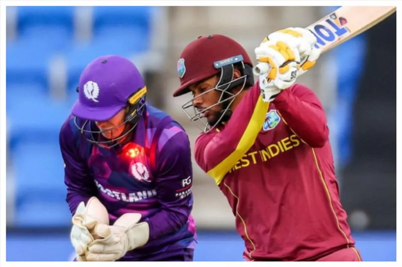 বিশ্বকাপের ম্যাচ চলাকালীন রেলিং থেকে পড়ে গেল এক শিশু