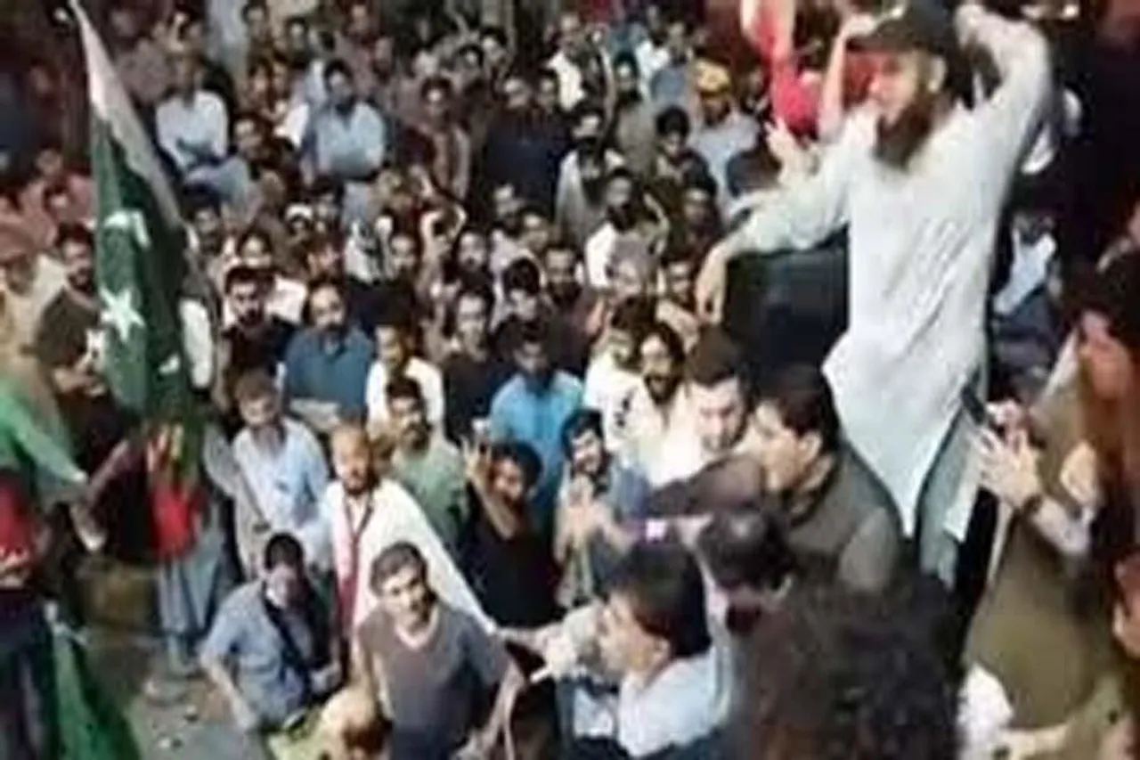 হামজা শেহবাজের মুখ্যমন্ত্রী হিসাবে শপথ নেওয়ার পরেই শুরু হল বিক্ষোভ