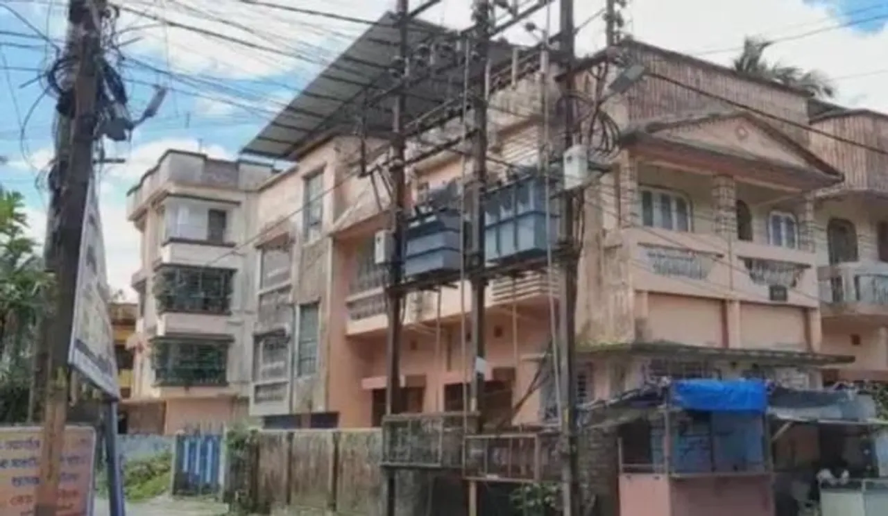 দীর্ঘ সময় ধরে বিদ্যুৎ না থাকার ফলে নাজেহাল শিলিগুড়ি শহরবাসী