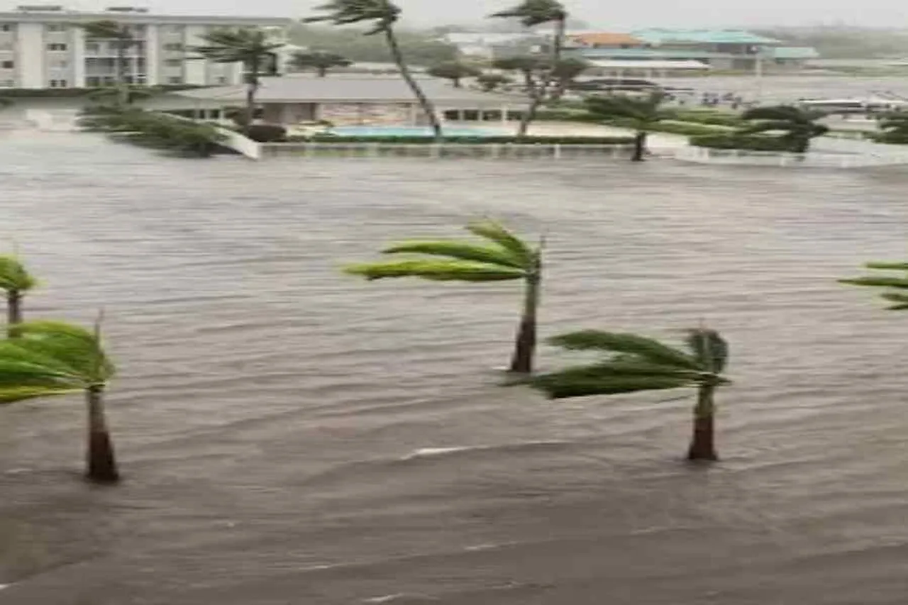 হারিকেন ইয়ান, শহরের মধ্য দিয়ে বইছে একতলা বাড়ি সমান জল- দেখুন ভিডিও