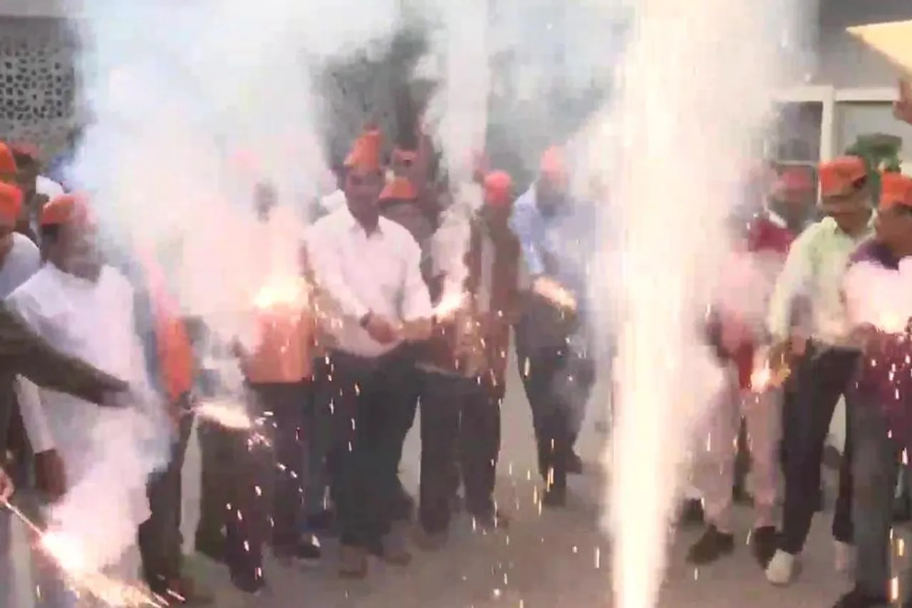 উপ নির্বাচনঃ অসময়ের দিওয়ালি উদযাপন বিজেপি কর্মীদের