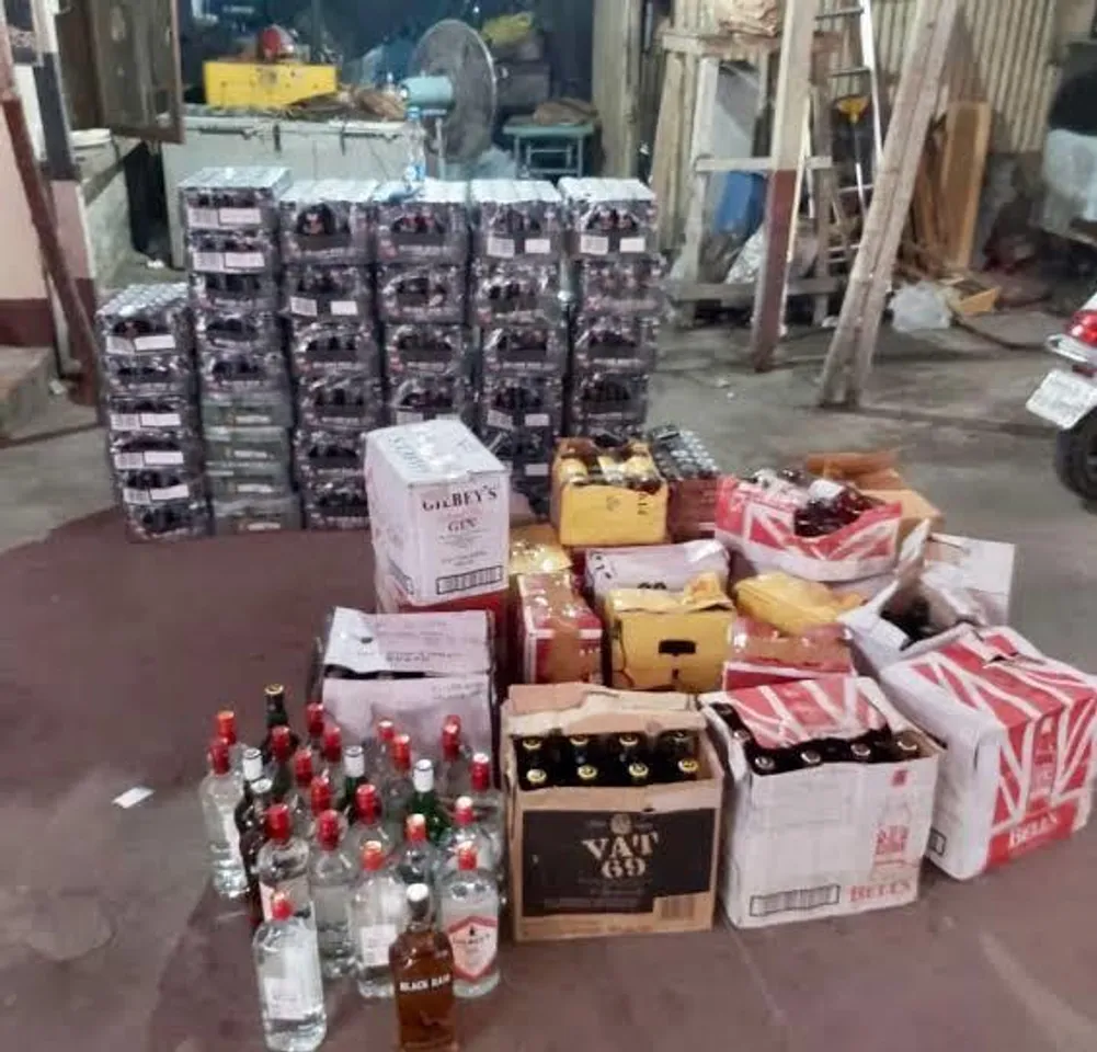 দেশি-বিদেশি মদ সহ গ্রেফতার ১