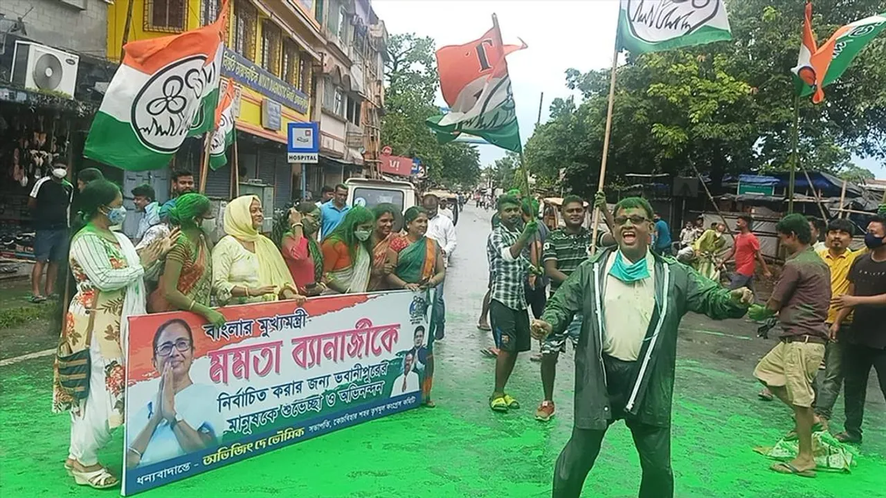 সবুজ আবিরে ভেসে গেল কোচবিহার