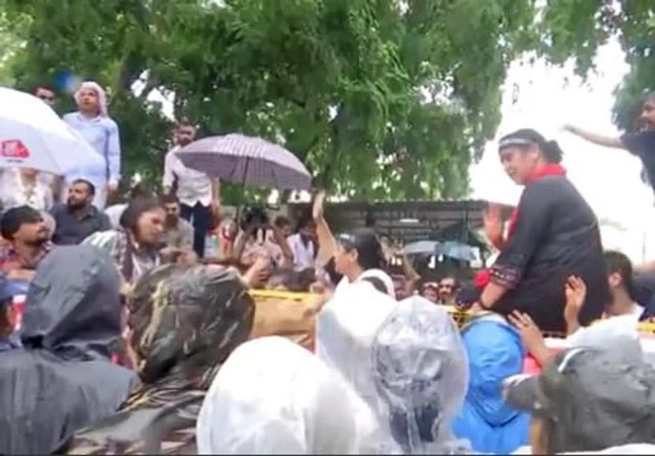 বৃষ্টি মাথায় নিয়ে দলের সদর দপ্তরের সামনে বিক্ষোভরত কংগ্রেস কর্মীরা