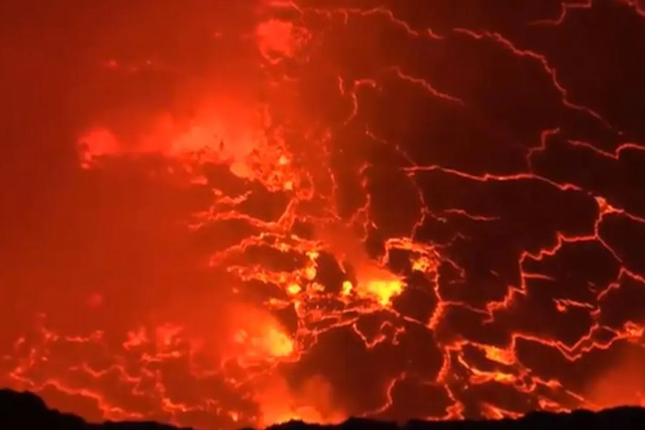 কঙ্গোর নাইরাগোঙ্গো আগ্নেয়গিরির অভ্যন্তরীণ ফুটন্ত লাভা, দেখুন ভিডিও