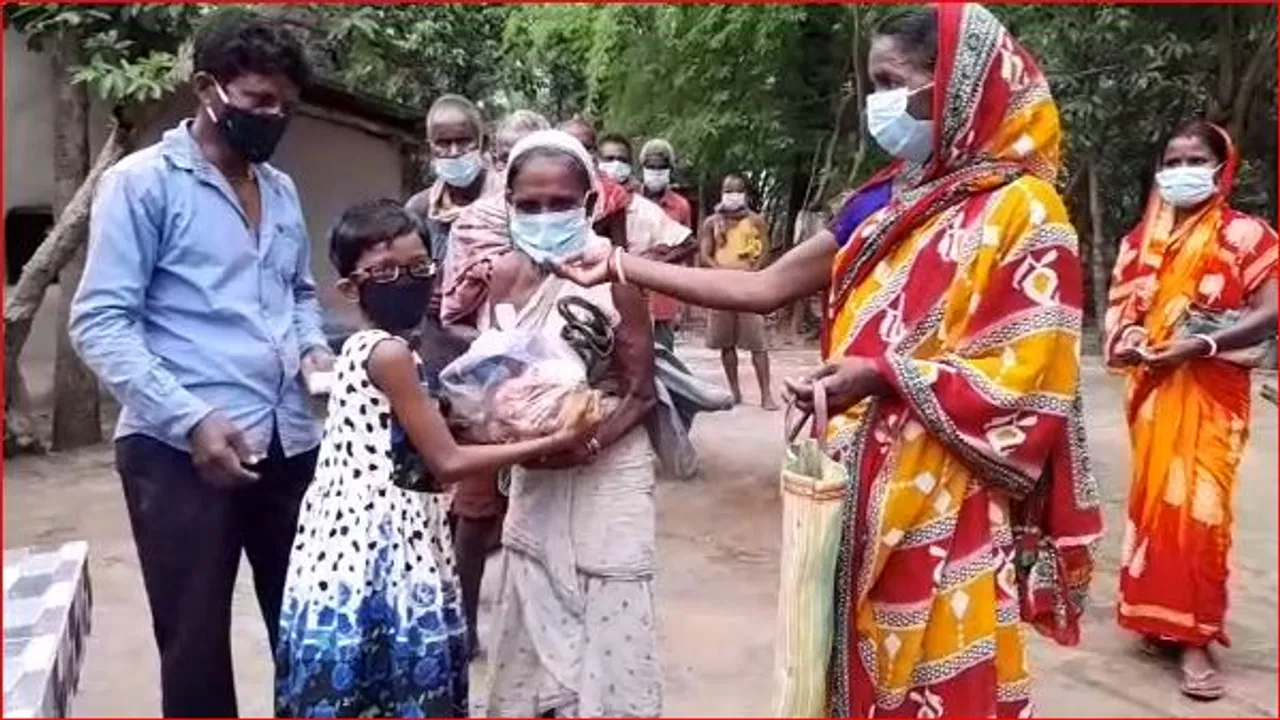 অসহায় ৫০ জন শবর সম্প্রদায়ের মানুষের পাশে দাঁড়ালেন শিক্ষক