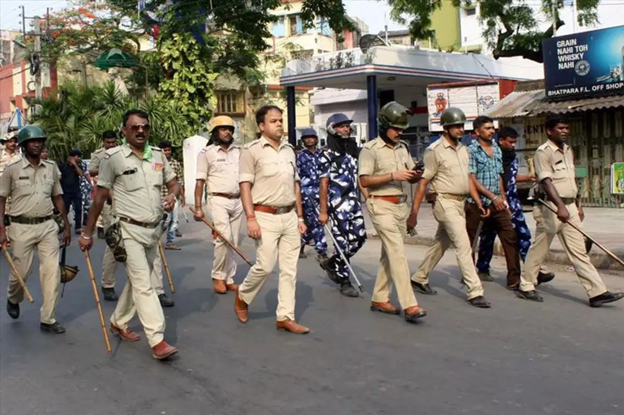 দুষ্কৃতীদের বোমা হামলায় ঘুম ভাঙল ভাটপাড়াবাসীর
