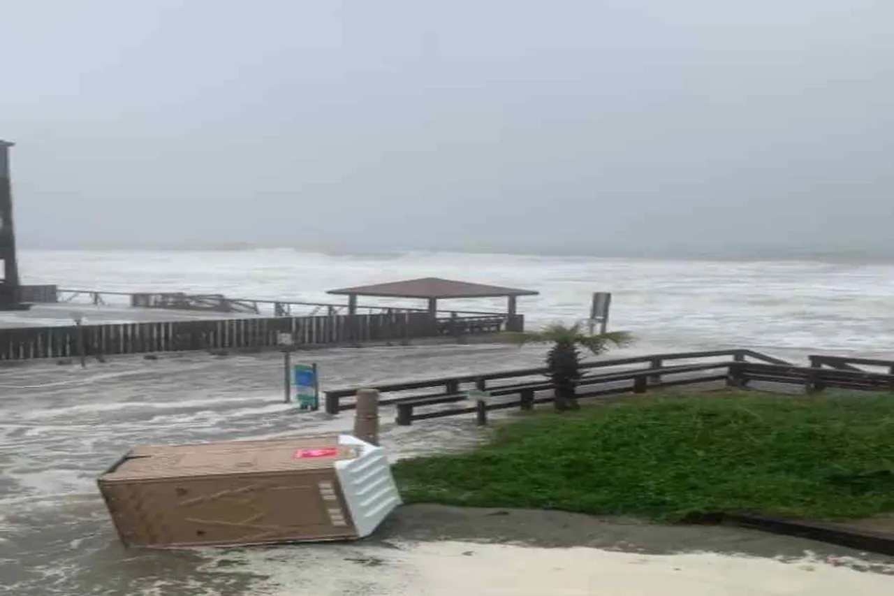 দক্ষিণ ক্যারোলিনায় ইয়ান, শহরে প্রবেশ করছে জলের স্রোত- দেখুন ভিডিও