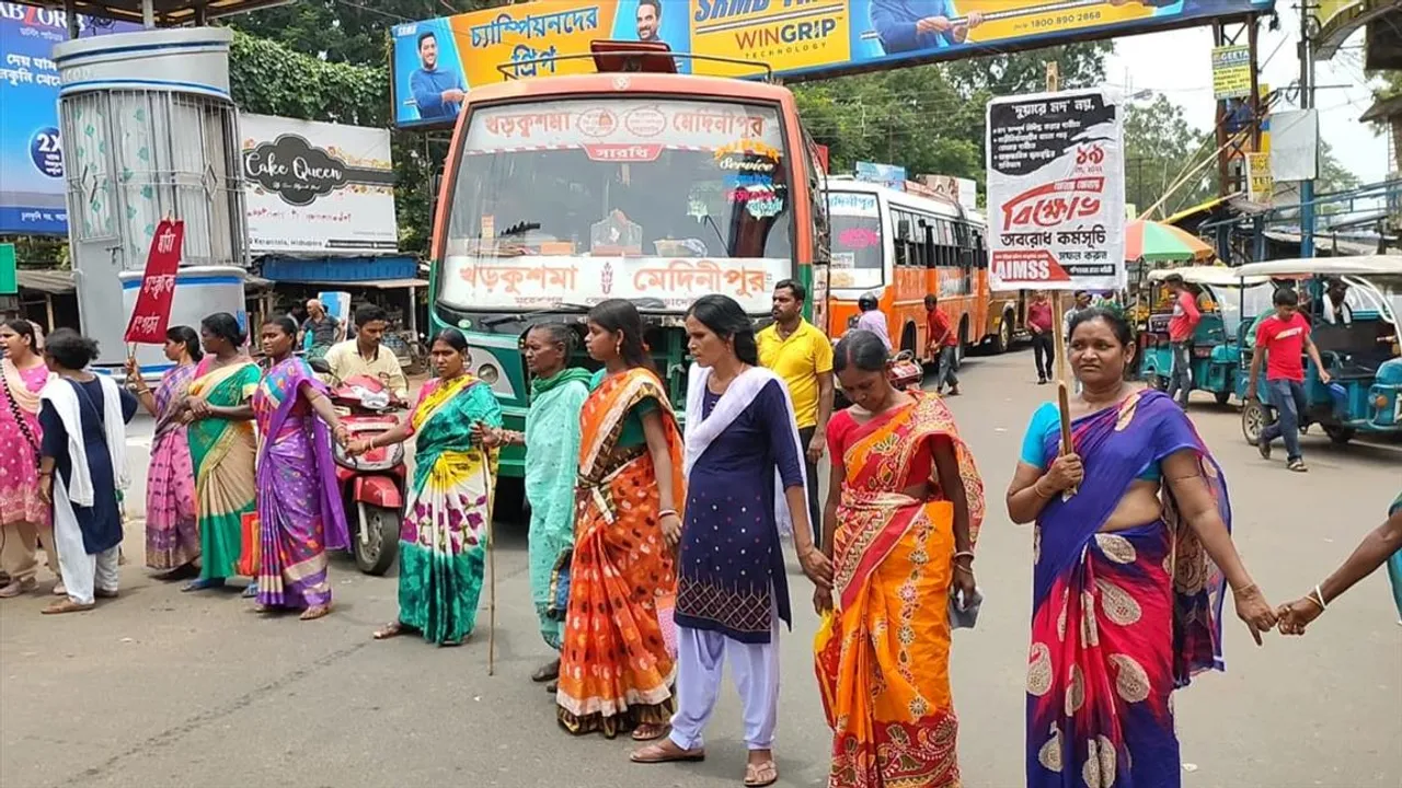 “স্কুল খোলো, মদের দোকান নয়”, পথ অবরোধ মহিলাদের