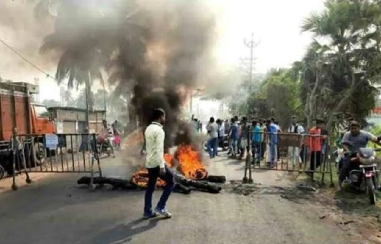 বেহাল রাস্তার মেরামতের দাবিতে টায়ার জ্বালিয়ে বিক্ষোভ