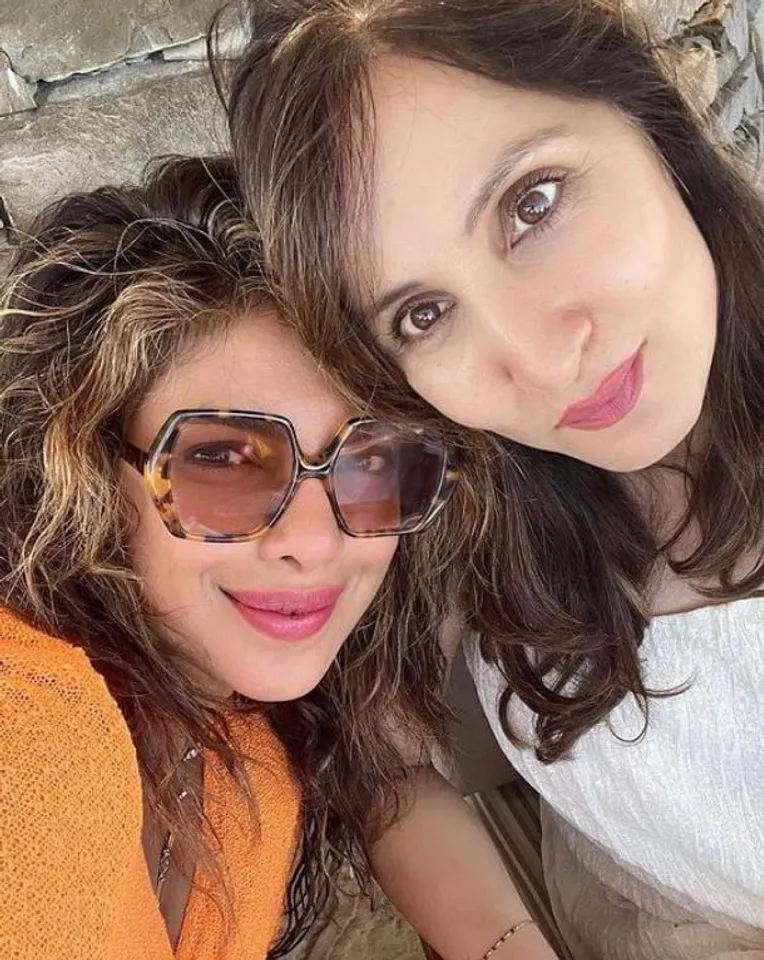 বন্ধু ও মেয়ে মালতি মারির সঙ্গে নতুন ছবি প্রিয়াঙ্কা চোপড়ার