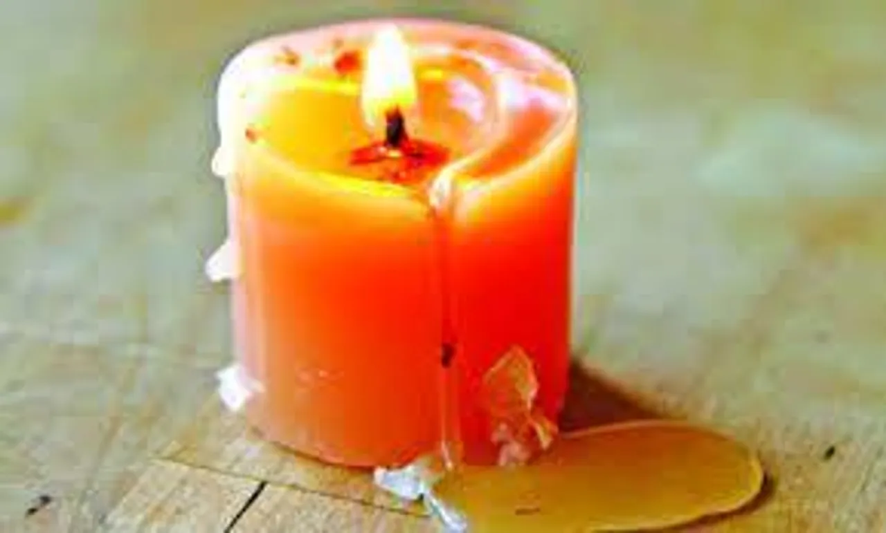 প্রবল তেষ্টায় মোম গিলে খেলেন ব্যক্তি