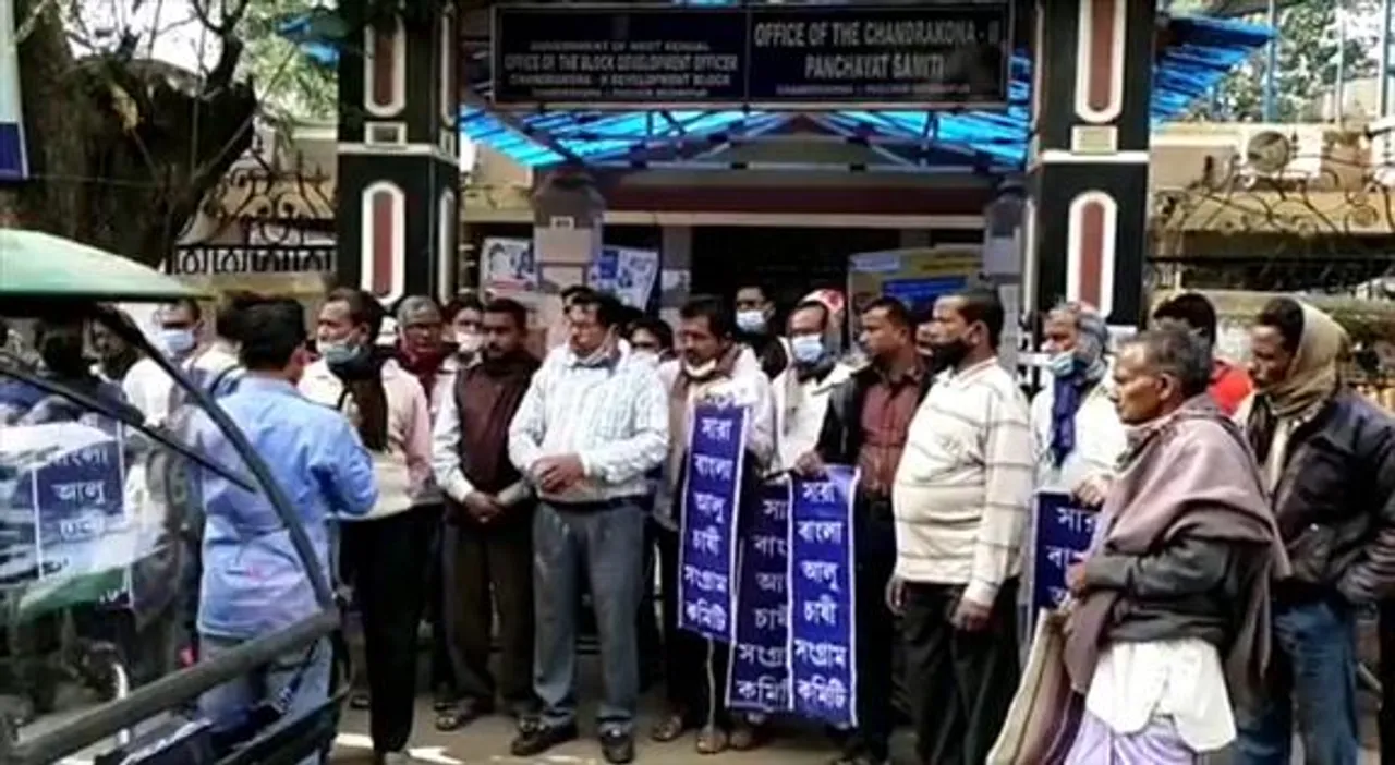 আলুচাষীদের ক্ষতিপূরণের দাবিতে বিডিওকে ডেপুটেশন