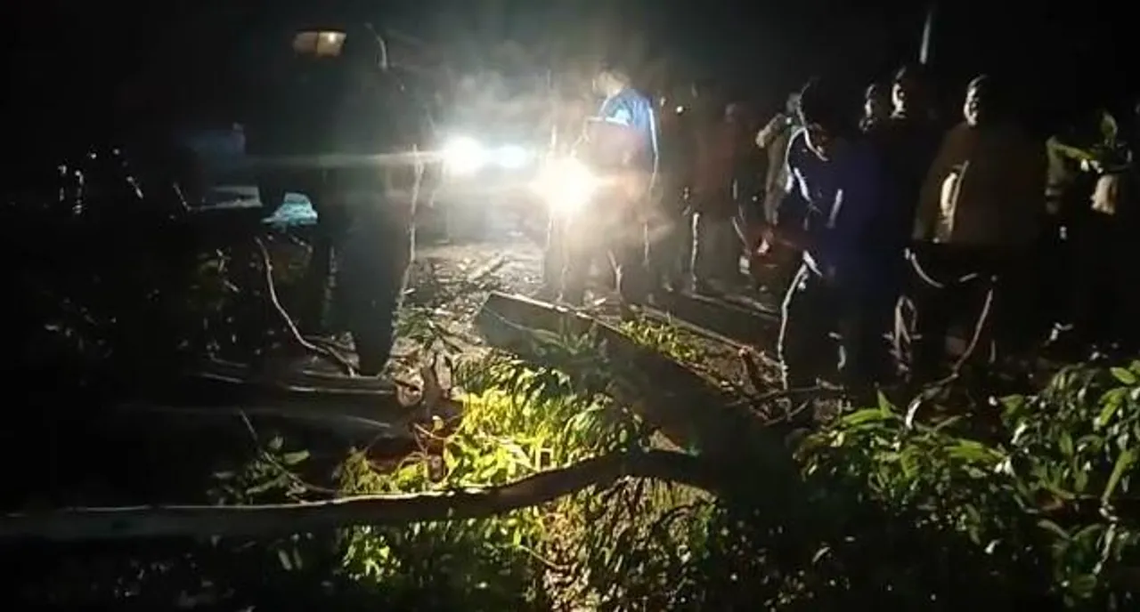 প্রবল বর্ষণে গাছ ভেঙ্গে পড়ায় আসানসোল চিত্তরঞ্জন গামী প্রধান রাস্তা জ্যাম