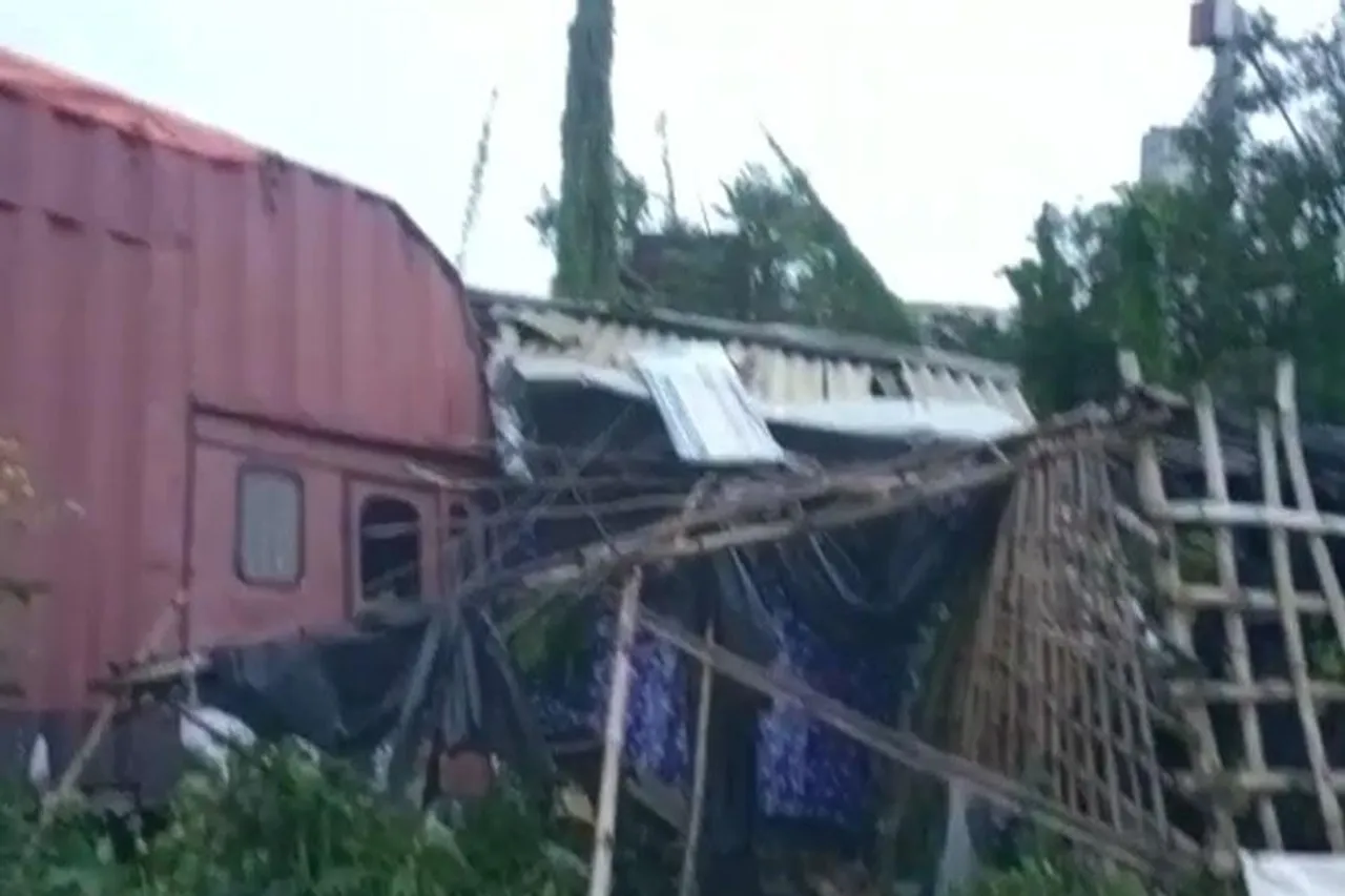 দোকানে ধাক্কা মাল বোঝাই কন্টেইনারের