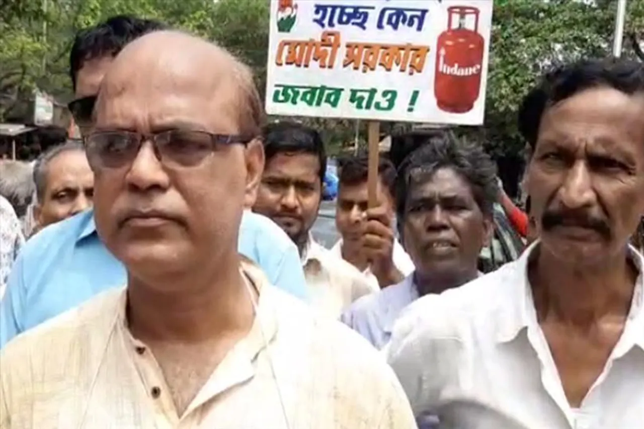 মূল্য বৃদ্ধির প্রতিবাদে পথে নামল কংগ্রেস