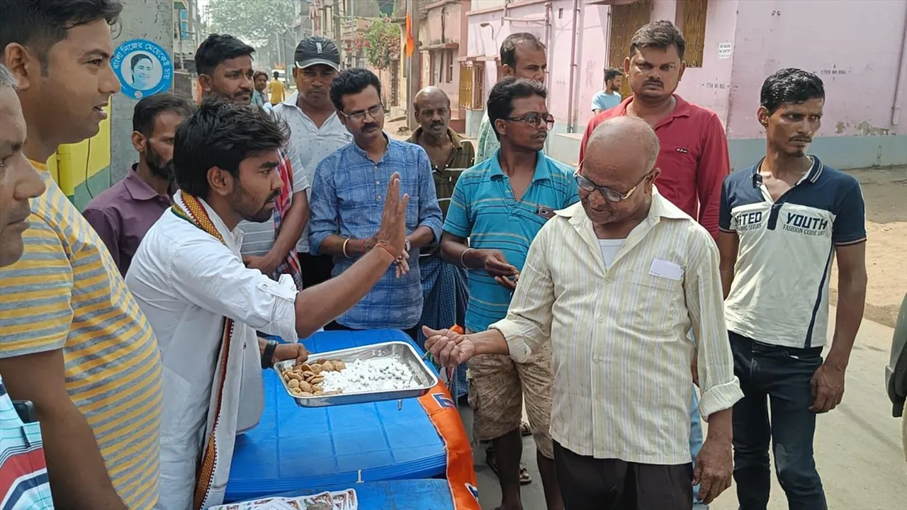 উপনির্বাচনে ভোটারদের গুড় বাতাসা দাওয়াই, দেখুন ভিডিও